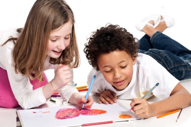ırklararası çocuklar birlikte çizim