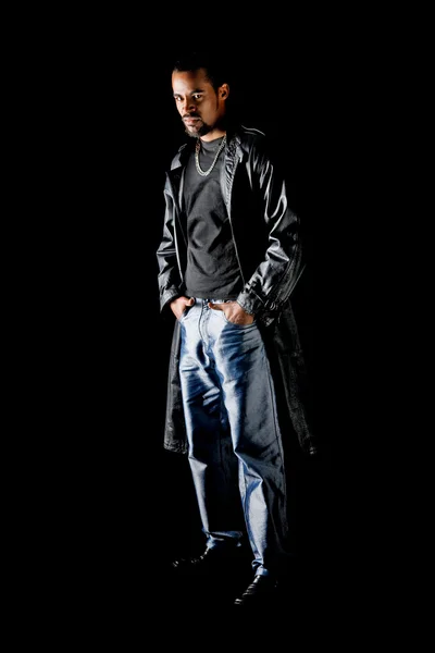 Portret van cool latino man op zwart — Stockfoto