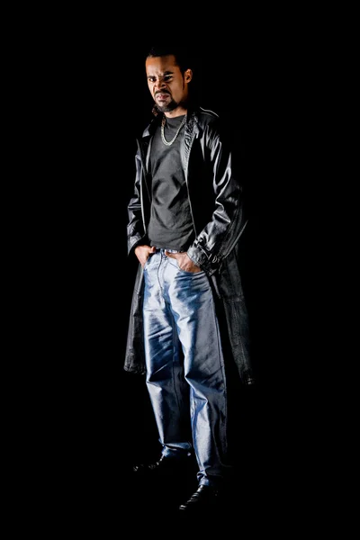Porträtt av cool latino man på svart — Stockfoto