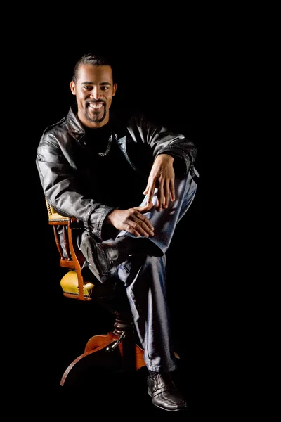 Porträtt av cool latino man på svart — Stockfoto
