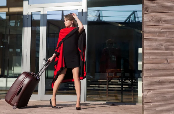 Schöne Geschäftsfrau mit Koffer — Stockfoto