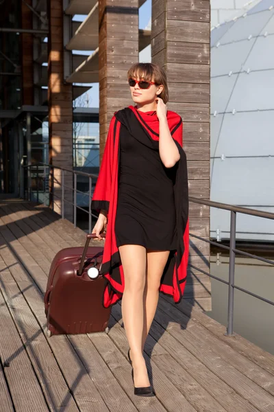 Vacker affärskvinna med resväska — Stockfoto