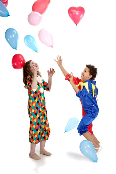Межрасовые дети в костюмах клоунов — стоковое фото