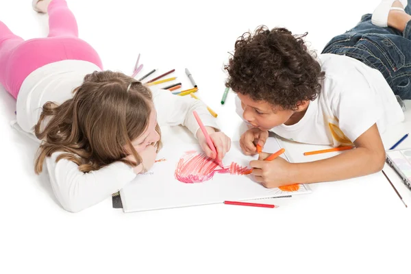 Wielorasowe dzieci razem rysunek — Zdjęcie stockowe