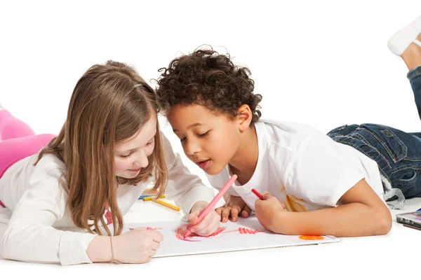 Interracial gyerekek rajz együtt — Stock Fotó