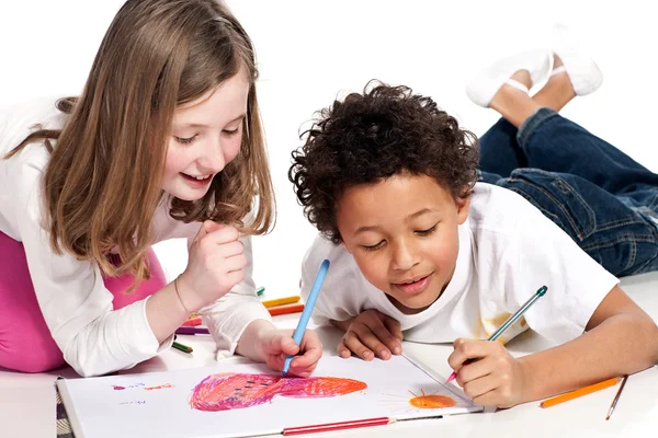 Interracial gyerekek rajz együtt — Stock Fotó