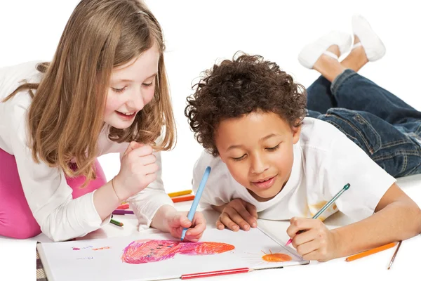 異人種間の子供が一緒に描いています。 — ストック写真