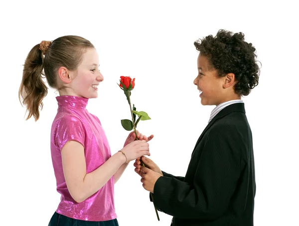 Ragazzo che dà una rosa a una ragazza , — Foto Stock