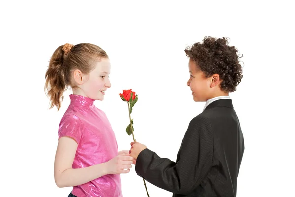 Αγόρι, δίνοντας ένα τριαντάφυλλο σε ένα κορίτσι — Φωτογραφία Αρχείου