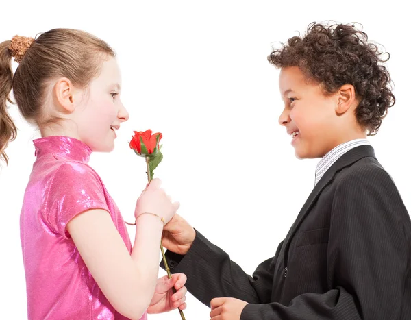 Pojke att ge en ros till en flicka — Stockfoto