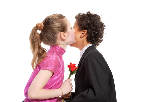 Αγόρι, δίνοντας ένα τριαντάφυλλο σε ένα κορίτσι — Φωτογραφία Αρχείου