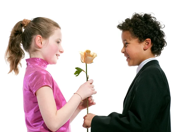 Ragazzo che dà una rosa a una ragazza — Foto Stock