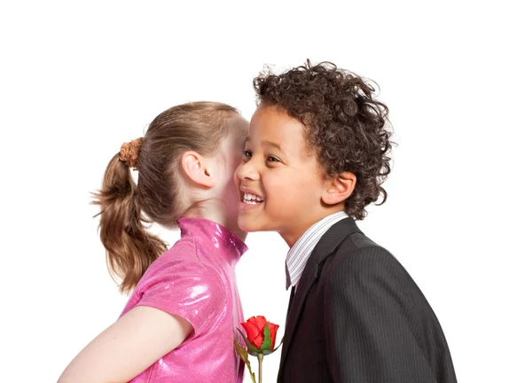 Carino bambina baciare un ragazzo — Foto Stock