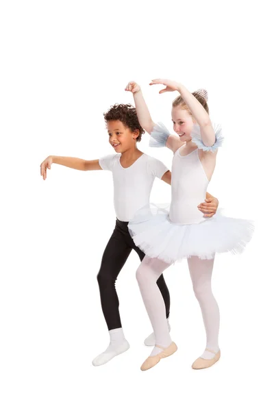 Межрасовые дети танцуют вместе — стоковое фото
