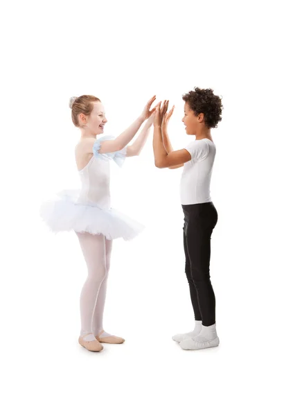 Wielorasowe dzieci razem tańczyć — Zdjęcie stockowe