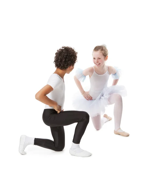 異人種間の子供たちが一緒に踊って — ストック写真