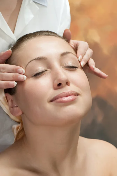 Uma bela mulher recebendo uma massagem — Fotografia de Stock