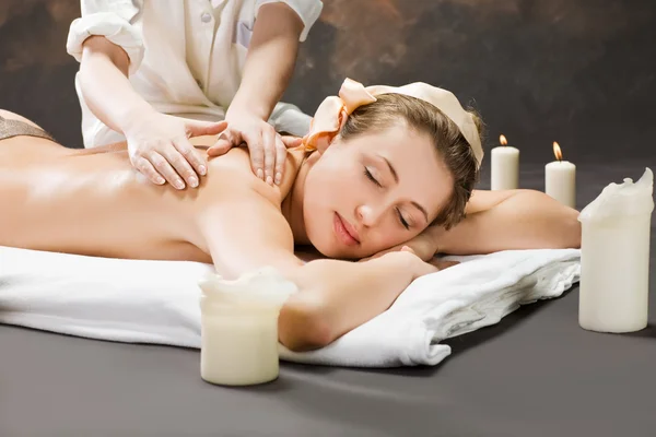 Eine schöne Frau bekommt eine Massage — Stockfoto