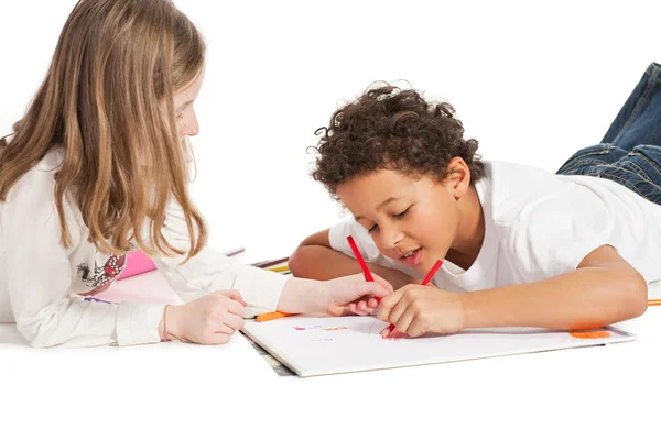Crianças inter-raciais desenhando juntos — Fotografia de Stock