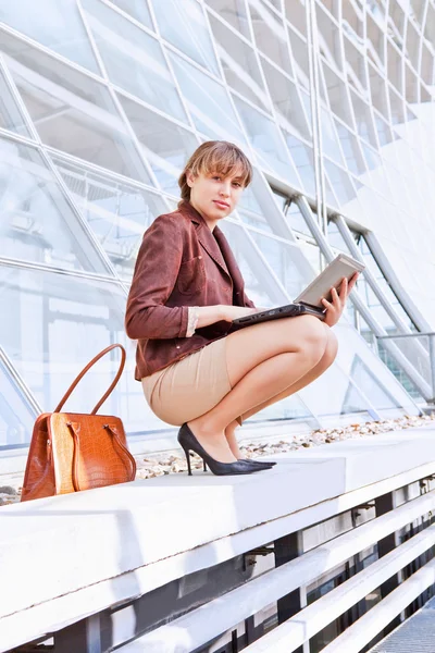 Junge Geschäftsfrau sitzt auf der Treppe — Stockfoto