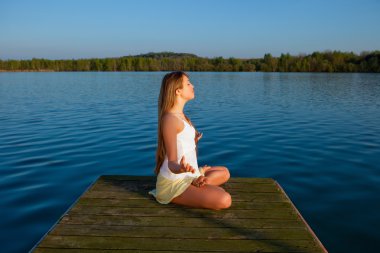 genç bir kadın açık havada egzersiz Yoga