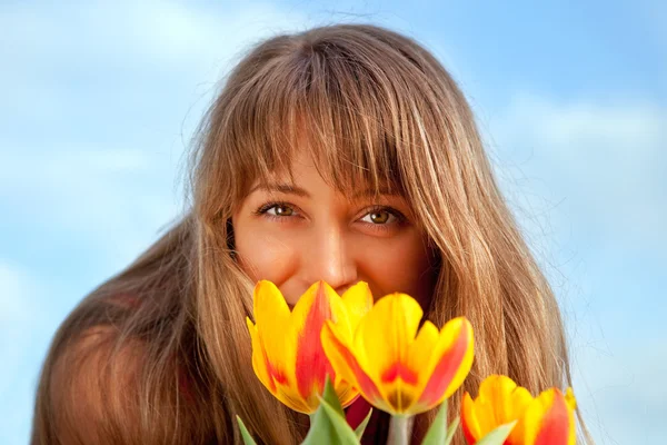 Krásný jarní portrét s tulipány — Stock fotografie