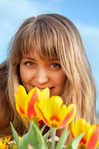 Schönes Frühlingsporträt mit Tulpen — Stockfoto