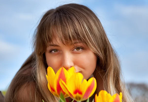Wiosna piękny portret z tulipany — Zdjęcie stockowe