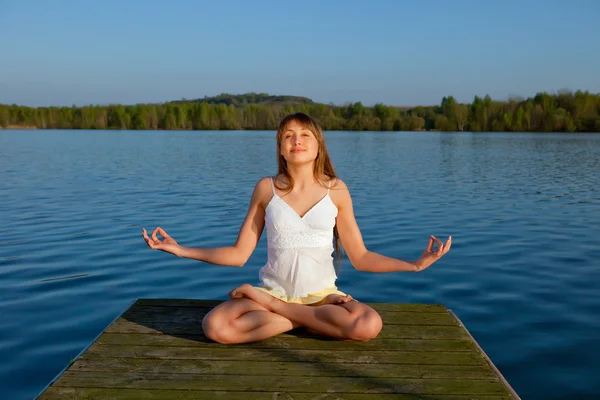Genç bir kadın açık havada egzersiz Yoga — Stok fotoğraf