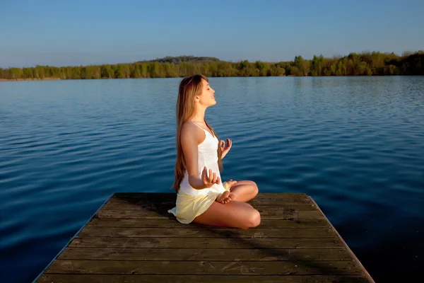 Junge Frau macht Yoga-Übungen im Freien — Stockfoto