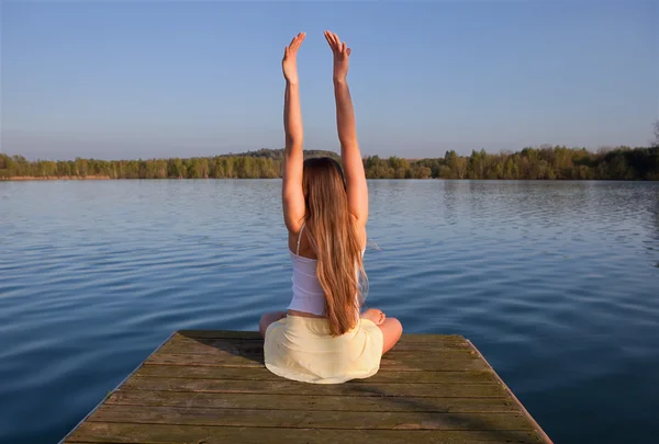 年轻女子做瑜伽运动户外 — 图库照片