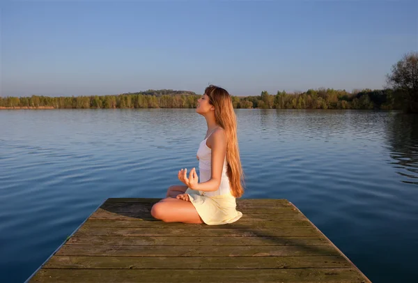 Ung kvinna gör yoga övning utomhus — Stockfoto