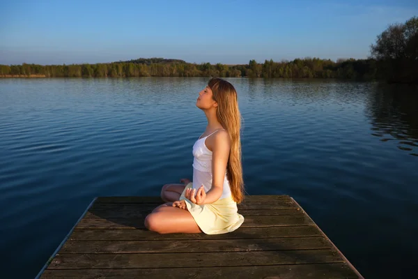 Ung kvinna gör yoga övning utomhus — Stockfoto