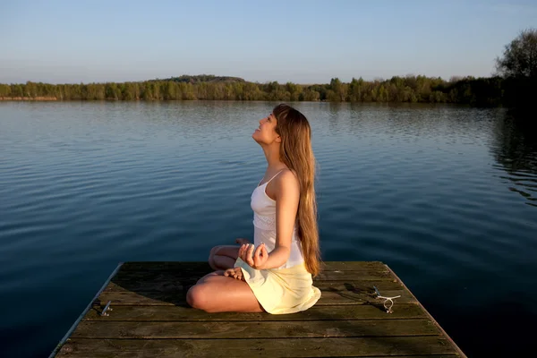 Młoda kobieta robi ćwiczenia jogi na świeżym powietrzu — Zdjęcie stockowe