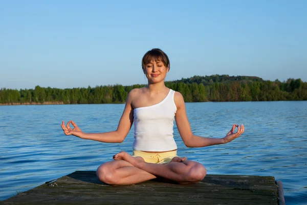 Young woman doing yoga exercise outdoors — Stock Photo, Image