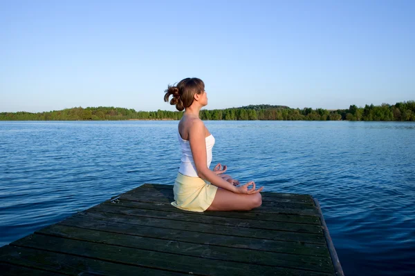 Jeune femme faisant des exercices de yoga à l'extérieur — Photo
