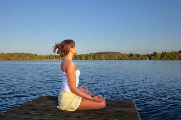Jovem fazendo exercício de ioga ao ar livre — Fotografia de Stock