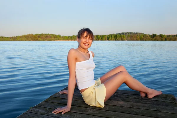 Mujer joven haciendo ejercicio de yoga al aire libre — Foto de Stock