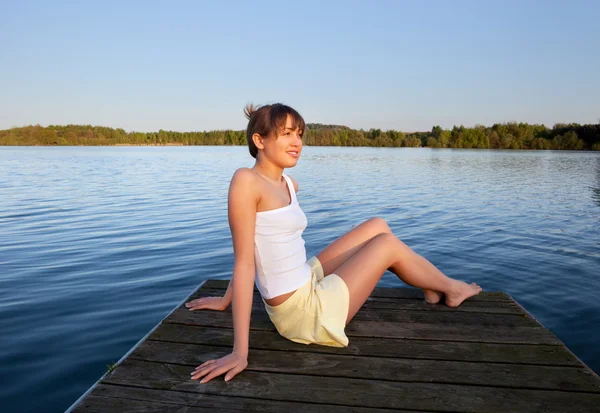 Jovem fazendo exercício de ioga ao ar livre — Fotografia de Stock