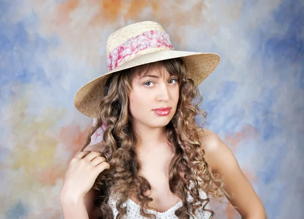 Portret ładny młoda kobieta w kapeluszu ze słomy — Zdjęcie stockowe