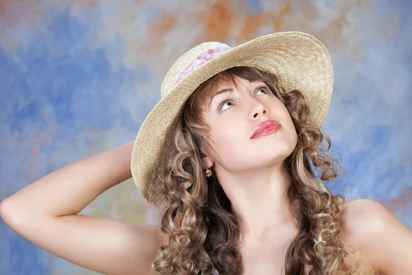 Портрет милої молодої жінки в солом'яному капелюсі — стокове фото