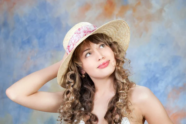 Retrato de una linda joven con sombrero de paja —  Fotos de Stock