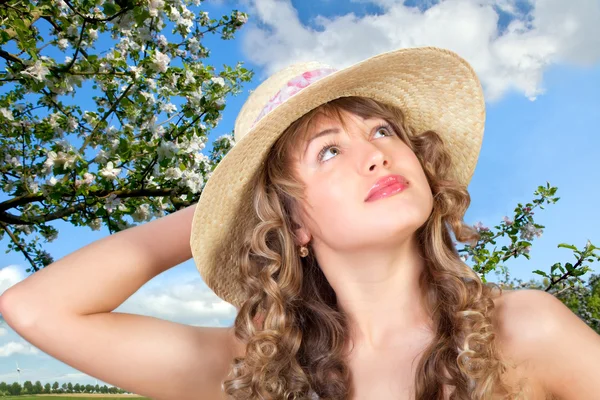 Νεαρή γυναίκα, φορώντας ένα ψάθινο καπέλο — Φωτογραφία Αρχείου