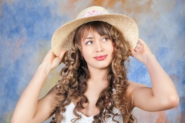 Szalma kalap viselése aranyos fiatal nő portréja — Stock Fotó