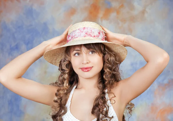 Portrait of a cute young woman wearing a straw hat — Stock Photo, Image