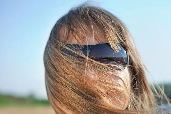 Молода блондинка в сонцезахисних окулярах — стокове фото