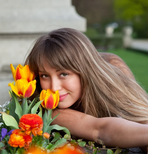 Krásný jarní portrét s tulipány — Stock fotografie