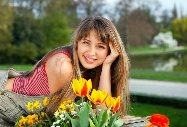 Прекрасный весенний портрет с тюльпанами — стоковое фото