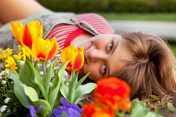 Schönes Frühlingsporträt mit Tulpen — Stockfoto