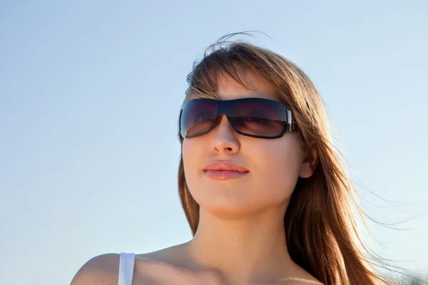 Jonge Blond vrouw met zonnebril Stockfoto